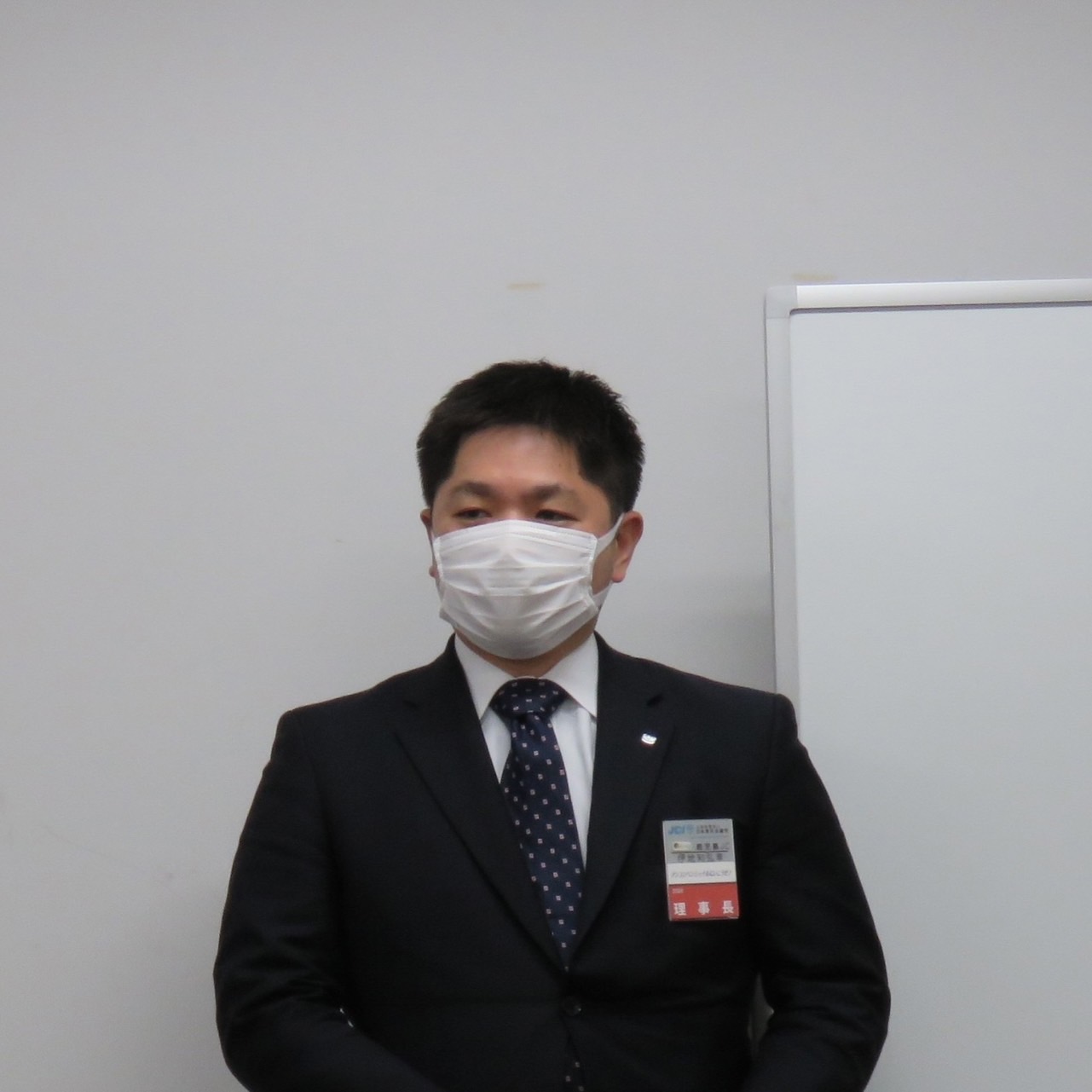 委員会を訪れ挨拶をする理事長